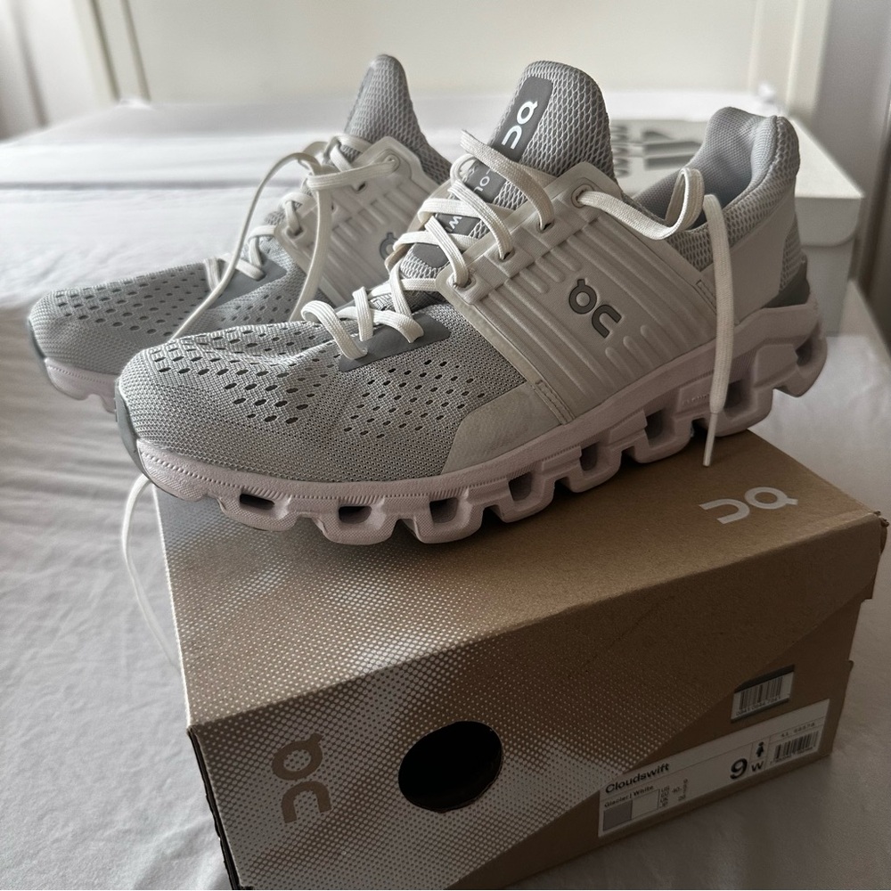 On Cloud- Cloudswift running sneaker (size 9W)